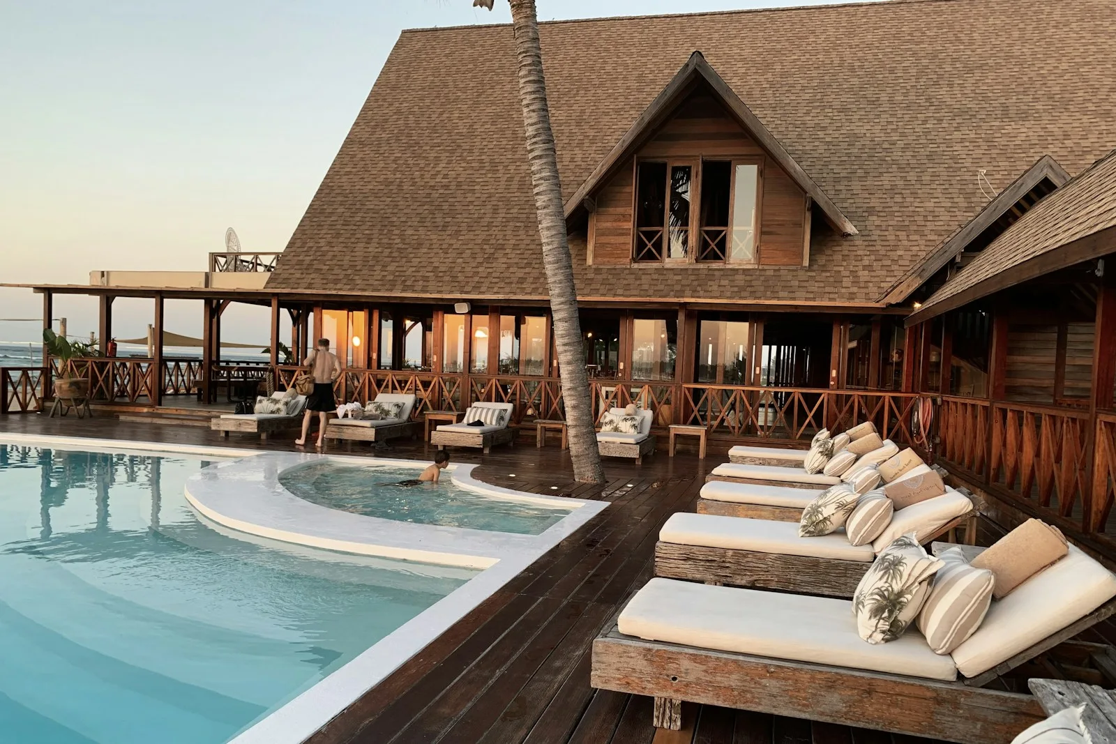 Fachada y ambiente de ARUMA Grand Hotel