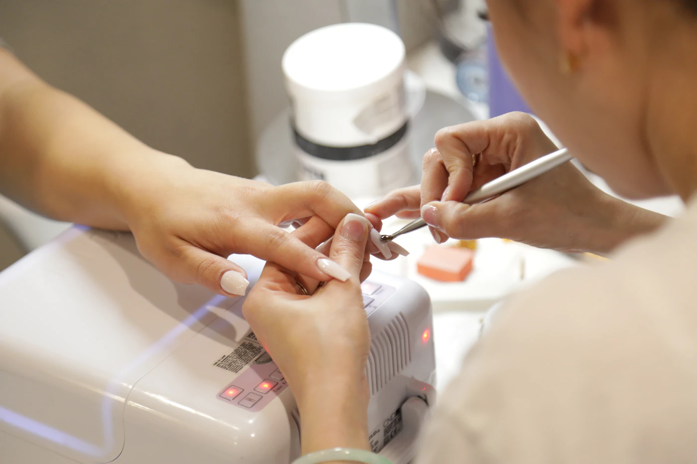 Manicura profesional, cuidado delicado de uñas
