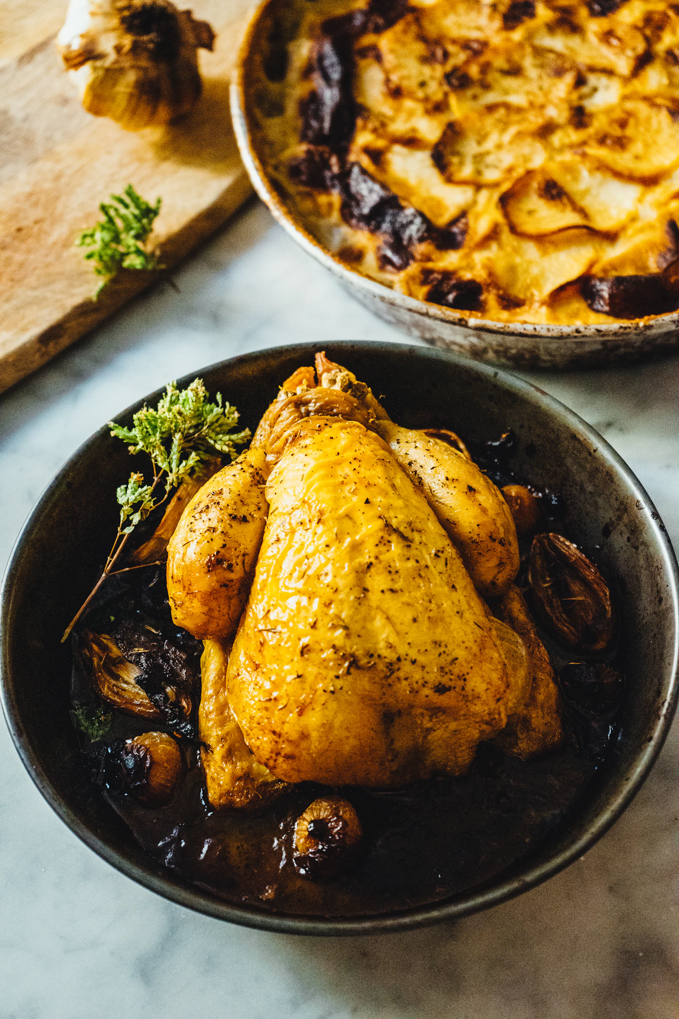 Pollo dorado al horno con hierbas y vegetales
