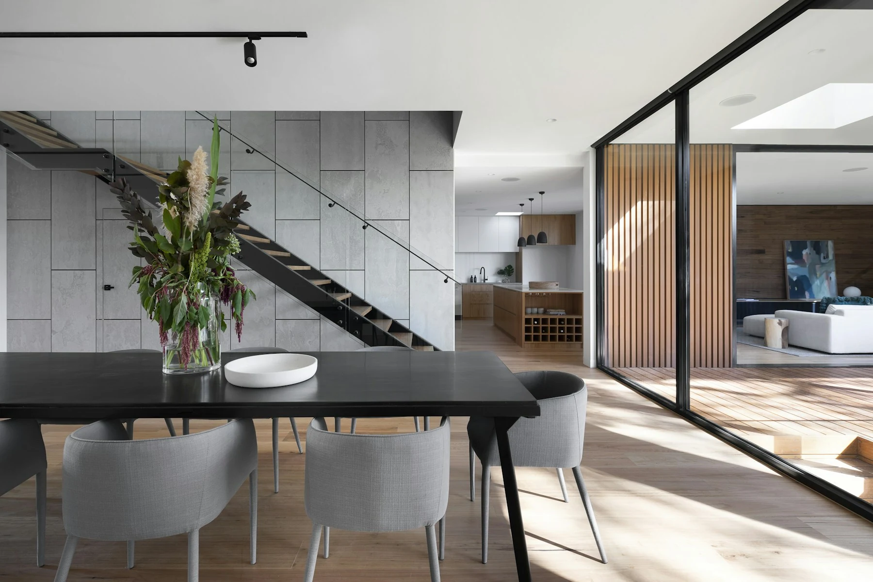 Interior contemporáneo y luminoso
