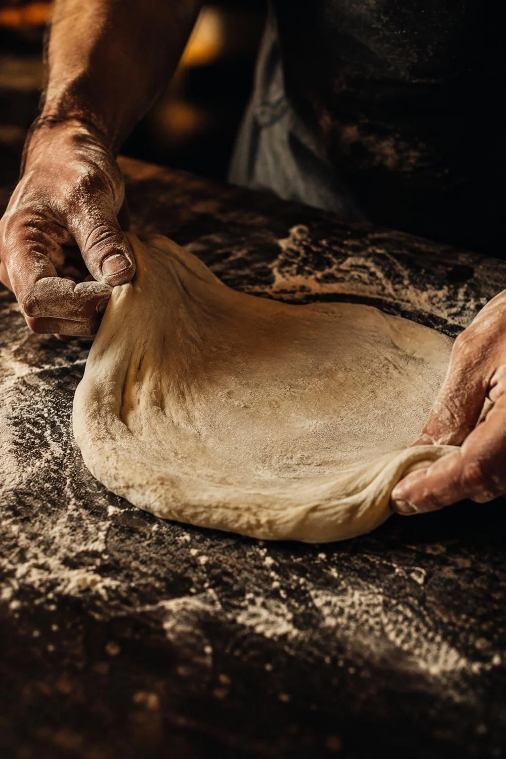 Manos trabajando la masa artesanal